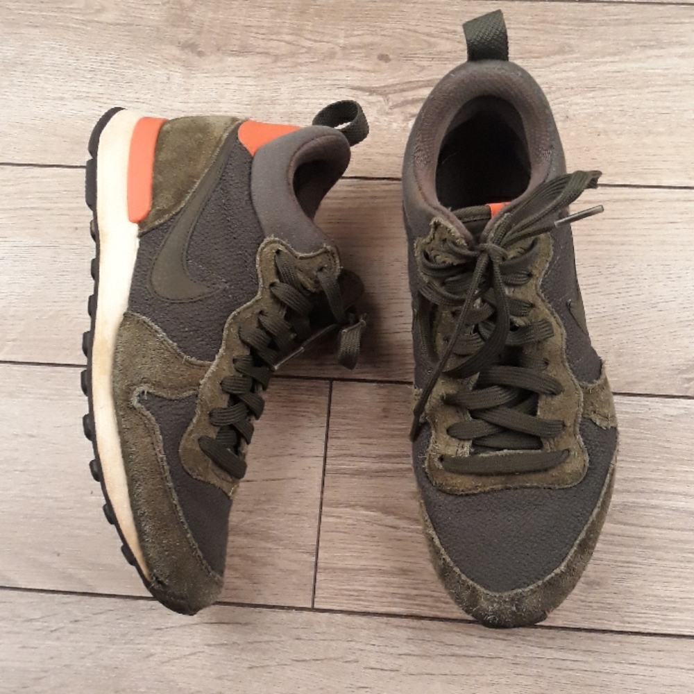 NIKE Women's Internationalist‎ Mid Running Shoes Carbon Green Womens Size 6